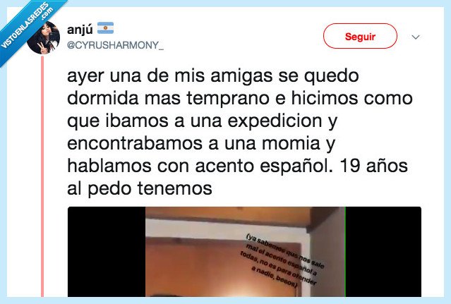 492022 - Unas argentinas le gastan una broma a una amiga imitando el acento español y no se puede aguantar de lo gracioso que es