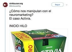 Enlace a Como nos engaña la publicidad con neuromarketing, por @sinazucarorg