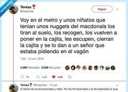 Enlace a Denuncia el trato que recibe una persona que vive en la calle por parte de unos niñatos, por @fckscrtxs