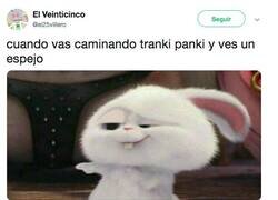 Enlace a O en un cristal de un escaparate, por @el25villero