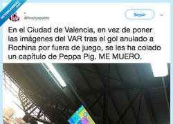 Enlace a Peppa Pig se cuela en medio de un partido de futbol del Valencia por @finallyxpablo