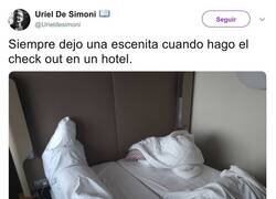Enlace a Este señor deja siempre una escena del crimen en el hotel donde se hospeda y todos los ofendiditos se le tiran encima, por @Urieldesimoni