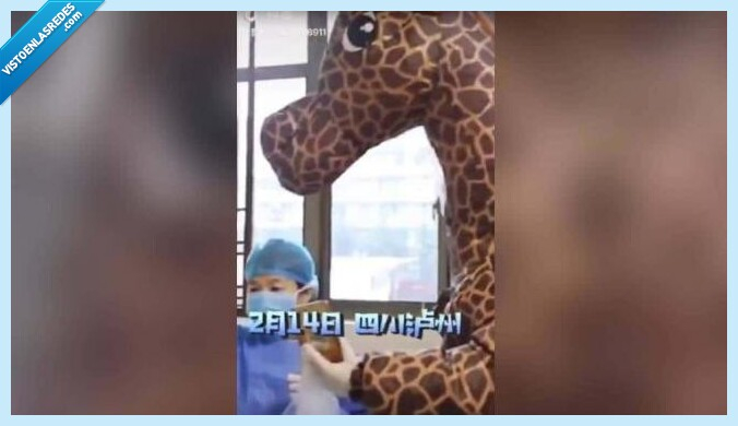 540400 - Acude al médico disfrazada de jirafa al no poder conseguir una mascarilla para protegerse del coronavirus