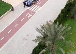 Enlace a Este policía se pone a hacer coreografías infantiles en plena calle para que lo sigan los niños en los balcones en Almería