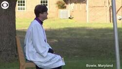 Enlace a Un cura, desde el 'parking' y con los ojos tapados, permite que sus fieles se confiesen desde el coche por el Covid-19