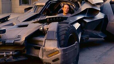 548533 - Un Batmóvil patrulla por las calles de México mandando a la gente a su casa por el coronavirus