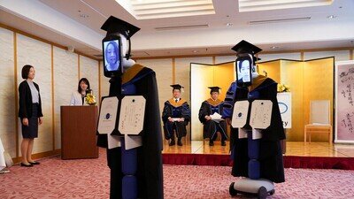 550807 - Estudiantes japoneses son reemplazados por robots en una ceremonia de graduación durante la pandemia