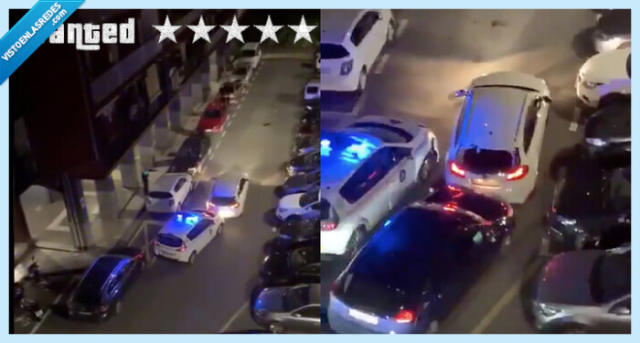 551061 - Un loco empieza a chocar contra todos los coches, hasta los de la policía. La gente está empezando a perder la cabeza muy seriamente