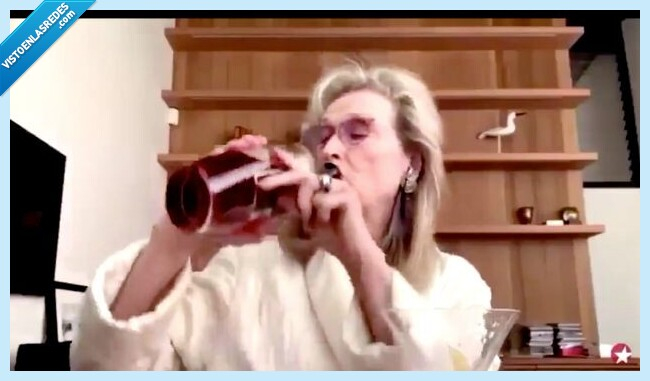 566029 - El vídeo de Meryl Streep bebiéndose unos lingotazos por videollamada nos representa a la perfección en la cuarentena