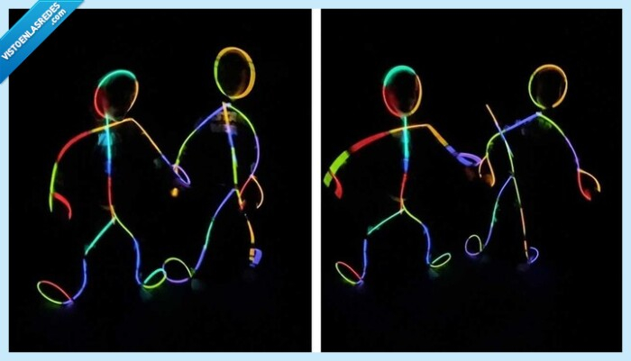 587032 - Les hace unos trajes con palos que brillan en la oscuridad y se vuelve viral por este fallo