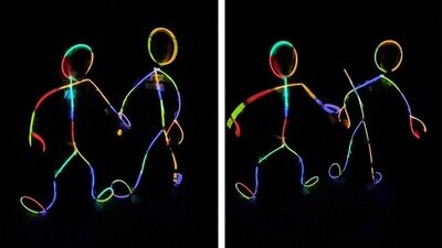 587032 - Les hace unos trajes con palos que brillan en la oscuridad y se vuelve viral por este fallo