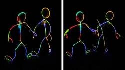 Enlace a Les hace unos trajes con palos que brillan en la oscuridad y se vuelve viral por este fallo