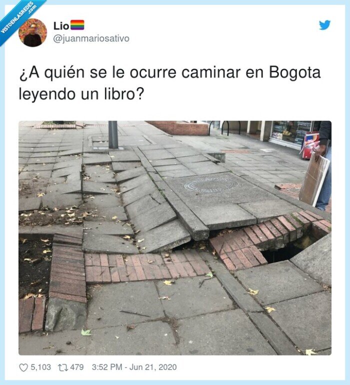 caminar,leyendo,calle,leer,bogota,libro