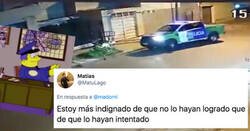 Enlace a Un policía juega a reventar un globo con el coche patrulla estando de servicio y la gente no sabe si está cabreada o les gusta