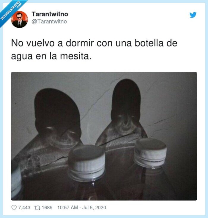 botella,dormir,mesita,agua