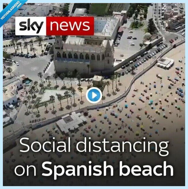 643224 - La playa de Cádiz que se ha convertido en un ejemplo mundial por cómo cientos de bañistas han respetado la distancia entre ellos