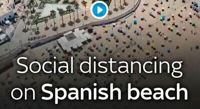 643224 - La playa de Cádiz que se ha convertido en un ejemplo mundial por cómo cientos de bañistas han respetado la distancia entre ellos