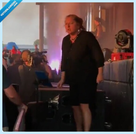 665016 - Una intérprete de Lengua de Signos se gana a todo el mundo por la pasión con la que trabaja en un concierto de heavy metal