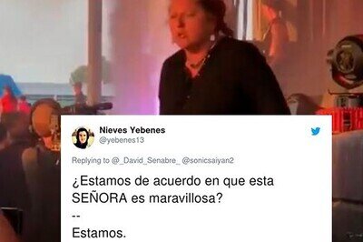 665016 - Una intérprete de Lengua de Signos se gana a todo el mundo por la pasión con la que trabaja en un concierto de heavy metal