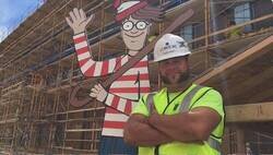 Enlace a La bonita historia de cómo este albañil y un Wally de dos metros y medio se han convertido en los héroes de los niños de un hospital, por @MdcnCabreada