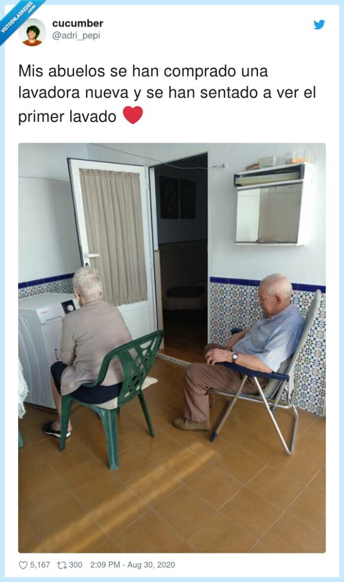 lavadora,abuelos,mirando