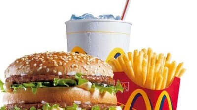 675324 - ¿Qué demonios llevan estos alimentos? Una mujer guarda una hamburguesa y unas patatas del McDonald's desde 1996 y este es su estado 24 años después