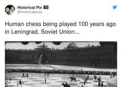 Enlace a Así se disputaba una partida de ajedrez humano hace 100 años, por @historicalpixss
