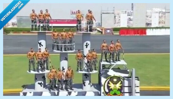 716628 - Los vídeos de la graduación de los nuevos policías de Egipto lo está petando por parecer de todo menos una graduación de policía, por @niporwifi