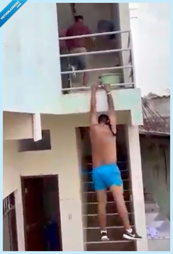 734925 - Graba como el amante de su vecina salta por el balcón tras la pillada del novio y empieza una persecución que podría ser la escena de una película de acción, por @flanchota