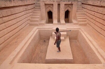 765674 - El misterioso 'youtuber' que es de lo más visto en España que se dedica a construir piscinas subterráneas en medio de la selva de la forma más primitiva