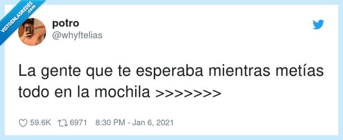 esperar,meter cosas,mochila,gente