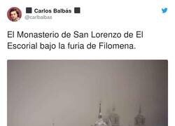Enlace a Todo el edificio blanco, la foto es una pasada, por @carlbalbas