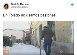 Enlace a Quiero decir que tener una pala en un piso no es normal, una espada sí, pero una pala es de psicópatas, por @Carlotamooreno