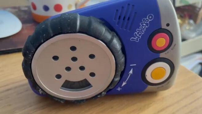 897281 - Encuentra un reloj despertador que contenía la única grabación de la voz de su difunta madre para que fuera a la universidad