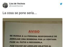 Enlace a Qué será lo próximo, ¿un sofá?, por @LiosdeVecinos