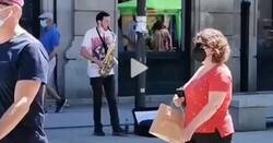 Enlace a Un músico callejero de A Coruña lo peta con la canción que tocó al ver una mesa de Vox a su lado, por @AntonGomezReino
