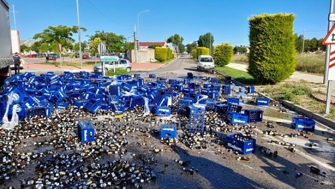 919856 - Un camión lleno de botellines de cerveza vuelca y el drama inunda las redes sociales