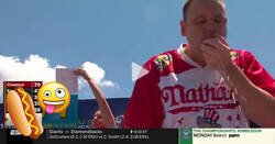 Enlace a Este jefazo se traga de esta forma 76 perritos calientes en diez minutos para fijar un nuevo récord, por @ABanandru