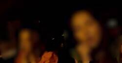 Enlace a Una chica conduce borracha, revienta el coche, se da a la fuga y suben las risas a redes