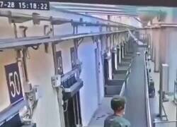 Enlace a Le dijeron que en el avión había bodega y allí que se va el tío, por @Siempre_Tommy