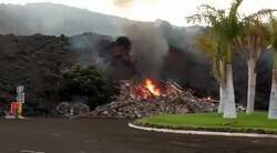 Enlace a La colada de lava se come literalmente esta ciudad, OMG, por @laautonomica