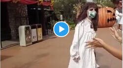 Enlace a Vale la pena ir a PortAventura solo para ver esta loca en acción, por @Pandavillosu