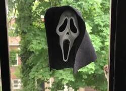 Enlace a Qué canguelo si la ves con la máscara por la calle de noche, por @Todd_Spence