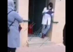 Enlace a Quizá os interese ver esta barbaridad donde gritan los resultados de las PCR a todo el mundo, por @Barandaand