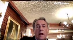 Enlace a Un eurodiputado de Vox (Hermann Tertsch) interviene en el Parlamento Europeo desde un bar, con botellas de alcohol de fondo y mientras lo intentan echar