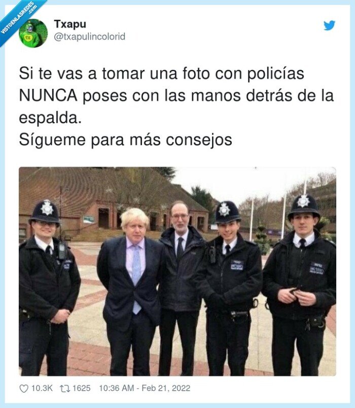 policías,consejos,espalda,detrás,manos,boris johnson