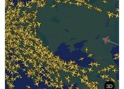 Enlace a Tremenda imagen del tráfico aéreo de Ucrania, solo hay un valiente que la cruza con su avión, por @CarlosDP73