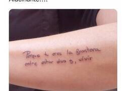 Enlace a David Bisbal se hace un fatuaje fail lleno de faltas de ortografía y la RAE interviene