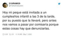 Enlace a Totalmente denunciable. El regalo para el del cumple debería ser cualquier cosa que joda, una trompeta o batería, por @TalkalinaQueen