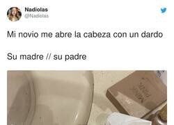 Enlace a Las dos reacciones de padre y madre cuando su hijo clava un dardo en la cabeza de su novia sin querer, por @Nadiolas